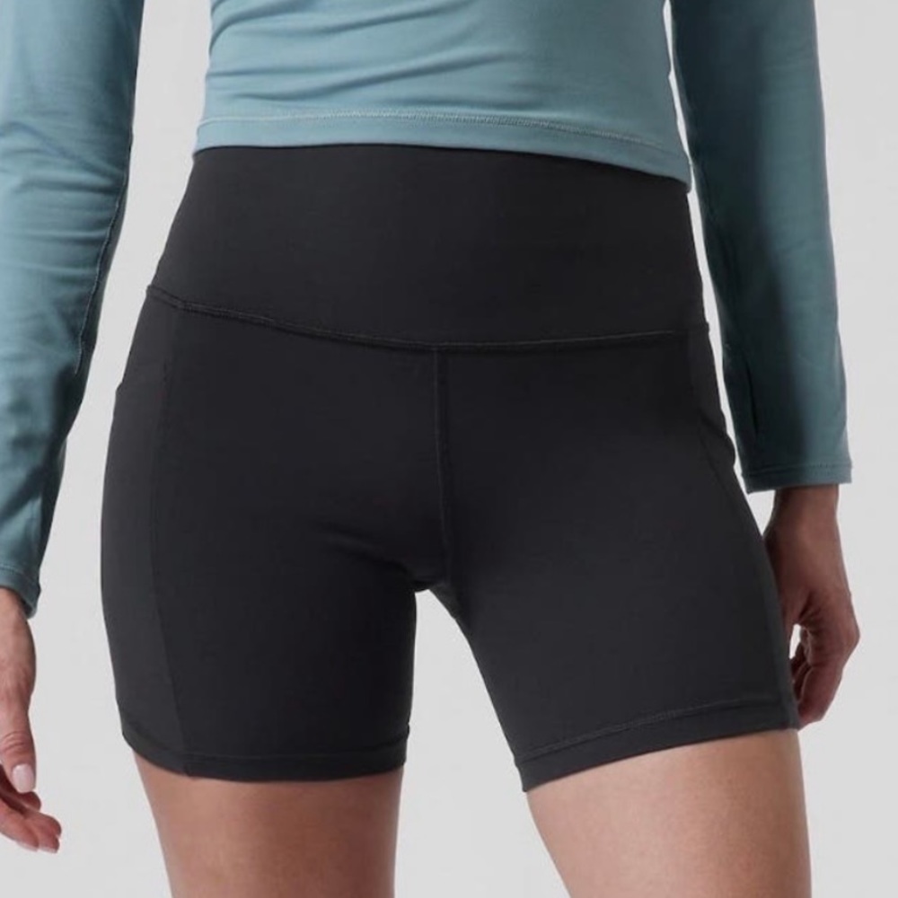 Athleta Salutation Stash Pocket 5” Shorts Large Black